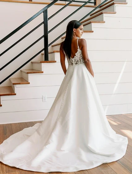 Vestidos de noche largos blancos de encaje con escote en V y corte A para novia
